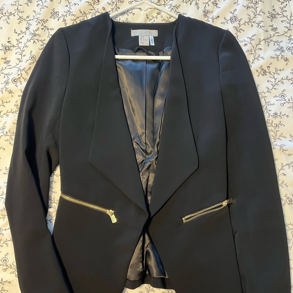 H & M Black Blazer Size 2. Brand New without tags.